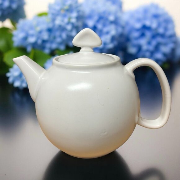 Chantal Ceramic Teapot With Infuser & Lid White Round Design 3-Piece Set - Picture 2 of 6